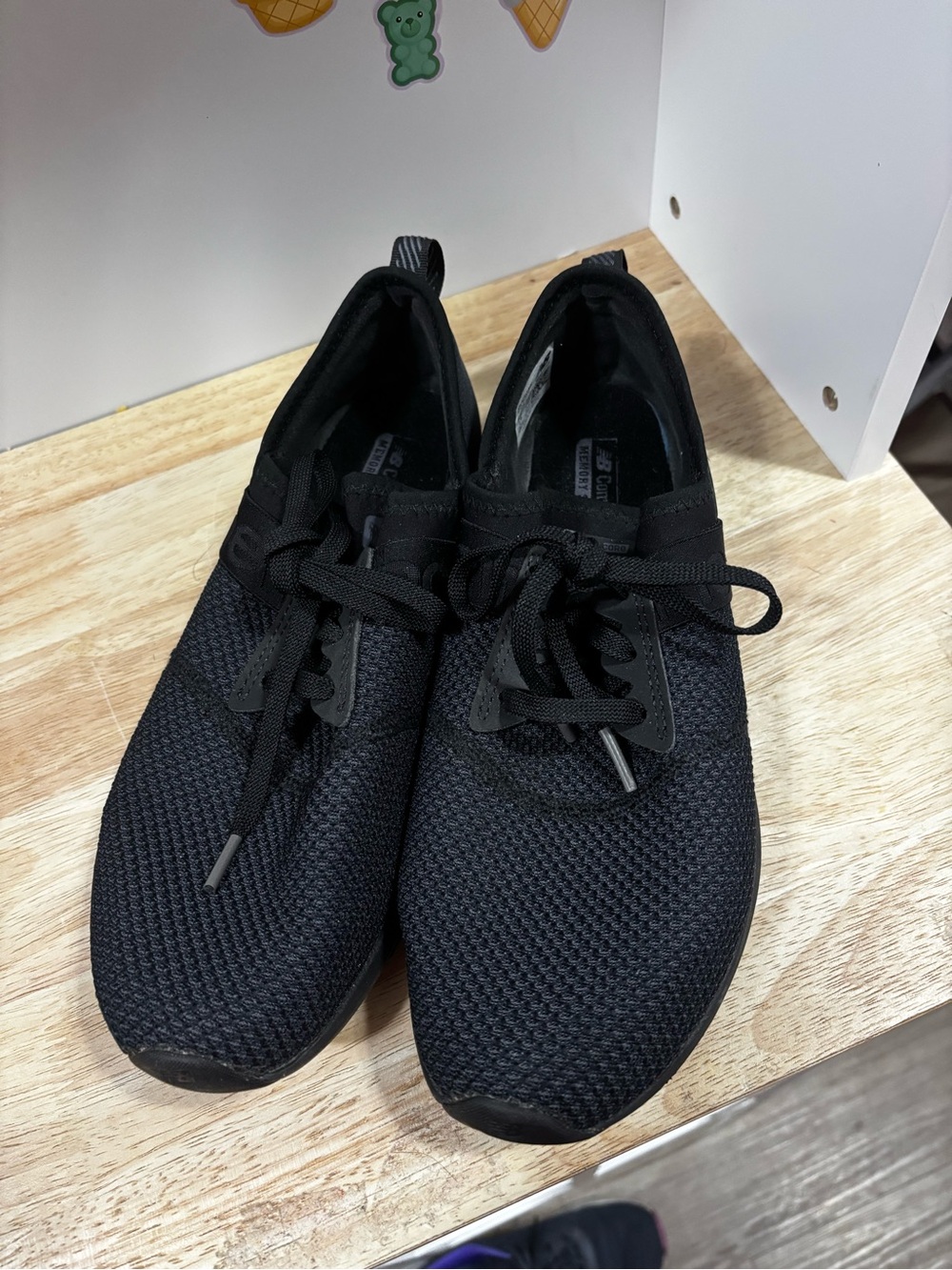 New balance black tennis shoes